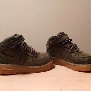 Pair of baby toddler size 7C LIKE NEW Nike AIR FORCE ONE Suede Green.